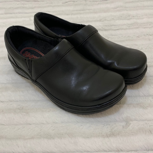 klogs mission nursing shoes